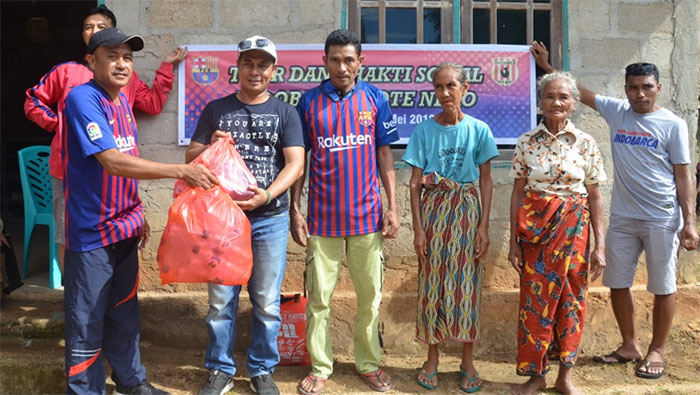 Sambangi Masyarakat di Oelolot, IndoBarca Rote Ndao Bagi Sembako
