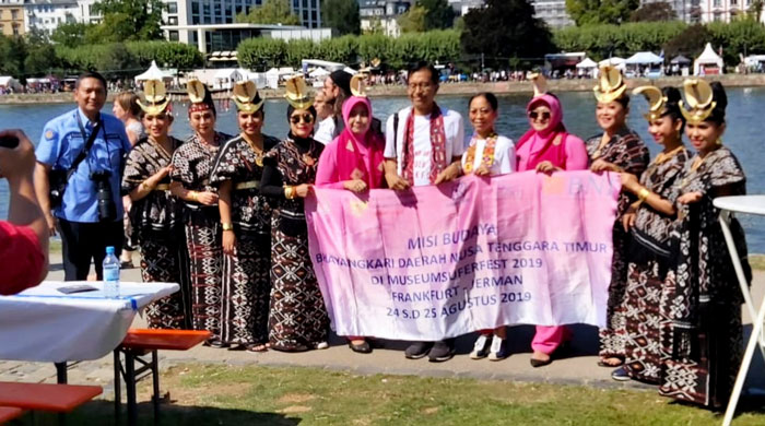 Busana Tenun Rote Ndao Tampil di Museumuferfest Frankfurt Jerman