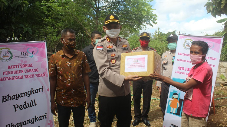 Peduli Warga Terdampak Corona, Kapolres dan Bhayangkari Bagikan Sembako dan Masker
