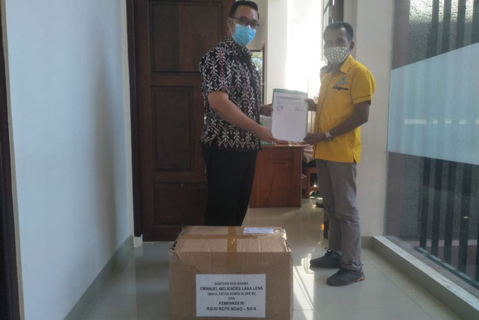 Golkar Salurkan Bantuan APD ke RSUD dan 12 Puskesmas di Rote Ndao