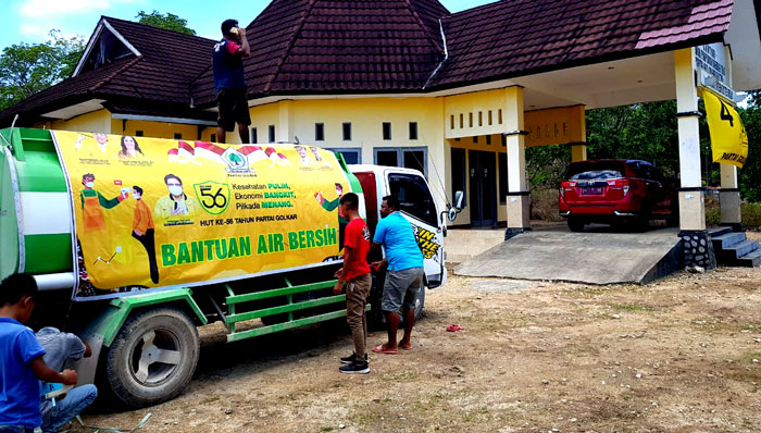 Golkar Rote Ndao Distribusi Air Bersih untuk Warga