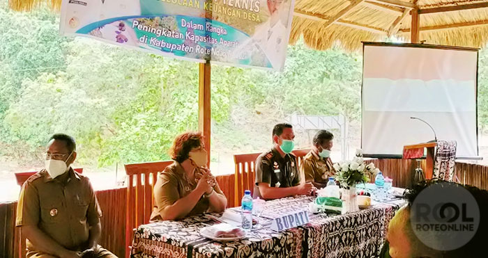 Bupati Buka Bimtek Pengelolaan Keuangan Desa di Landu Leko