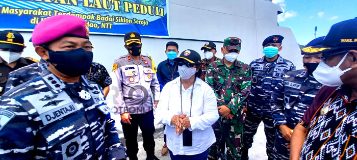KRI Escobar-871 Salurkan Bantuan Ke Rote Ndao