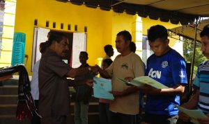 Kunker di Desa Sedeoen, Bupati Haning bagikan 100 sertifikat