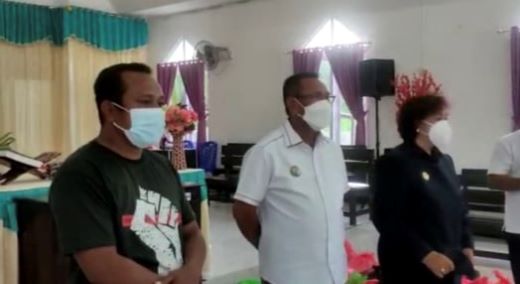 Pemkab Rote Ndao Salurkan Bingkisan Natal di Tiga Gereja