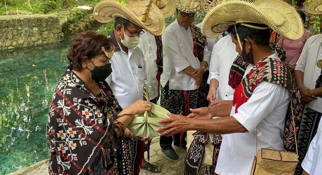 Ritual Adat Pengambilan Satu Liter Air Oemau untuk IKN Nusantara