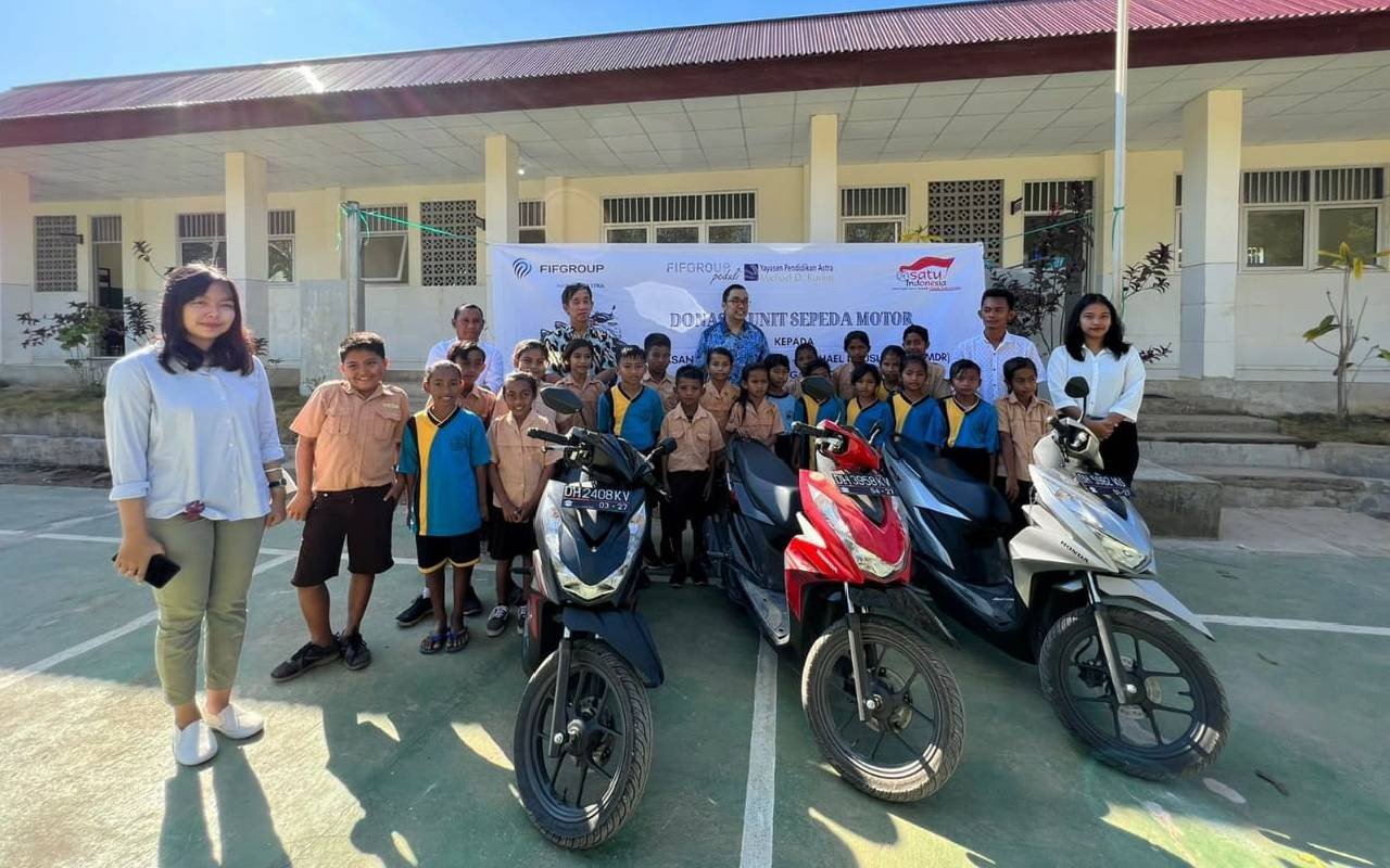 FIF Group Donasikan Tiga Sepeda Motor untuk Guru Muda Garda Depan di Rote Ndao