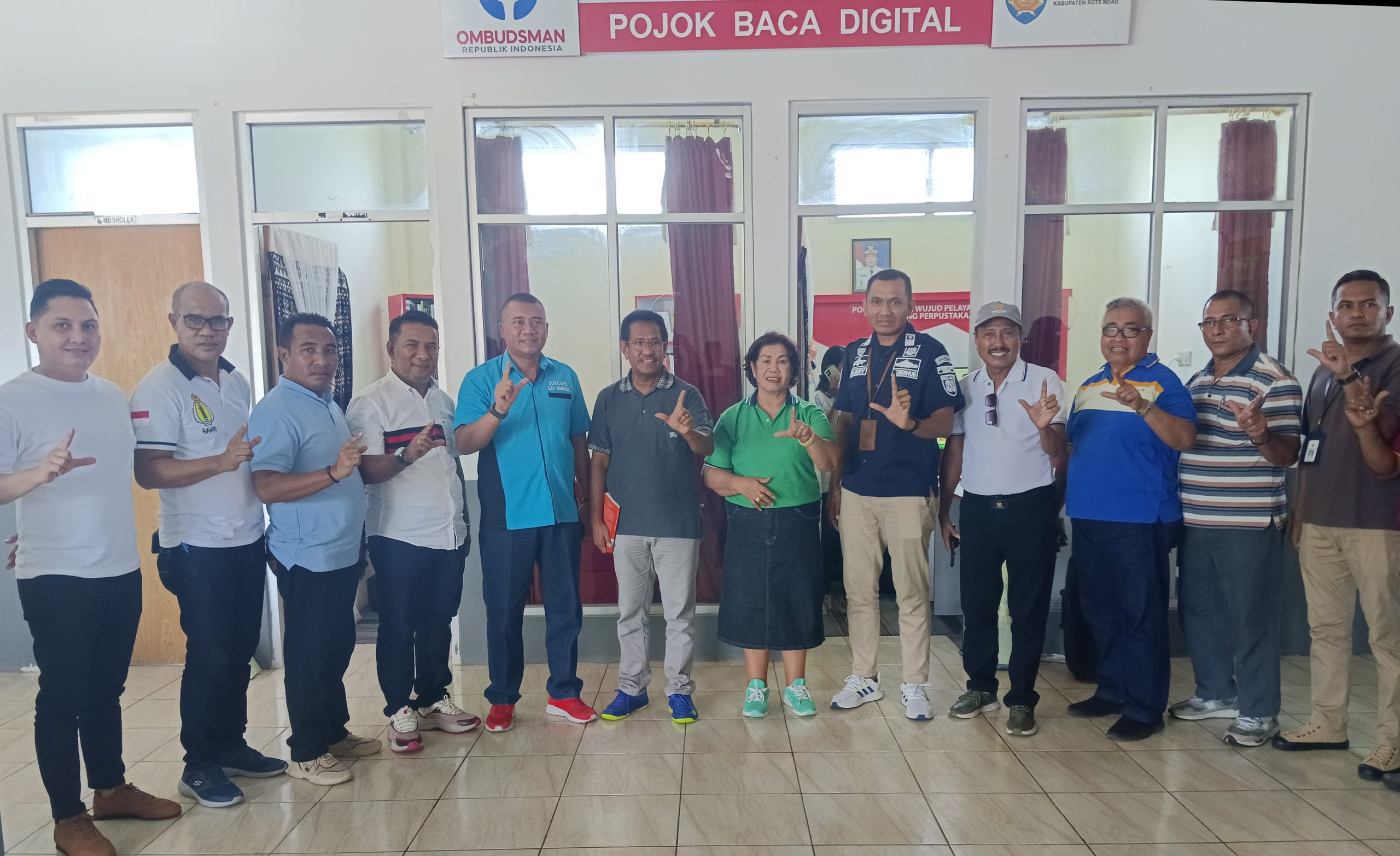Bupati PHB Launching Pojok Baca Digital di Terminal Penumpang Pelabuhan Ba'a