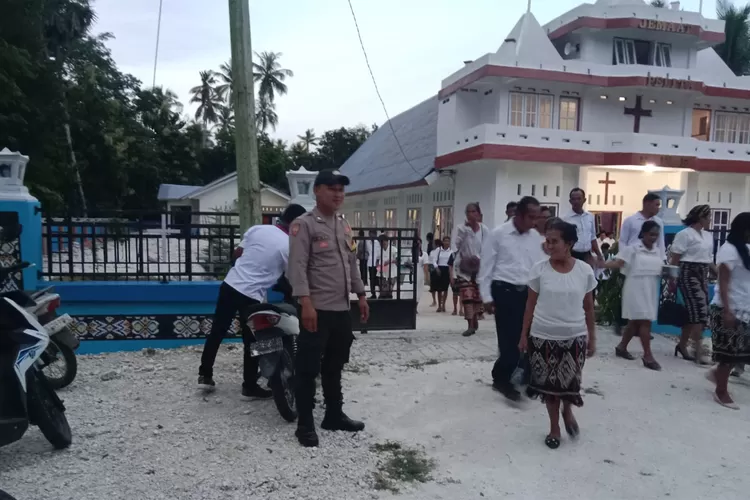 Personel DOBRAK Polsek Lobalain melakukan pengamanan Ibadah Perjamuan Suci di Gereja GMIT Pelita Ne'e, Desa Persiapan Ne'e, Kamis (06/04/2023) petang. Foto: Dok.Humas Polsek Lobalain
