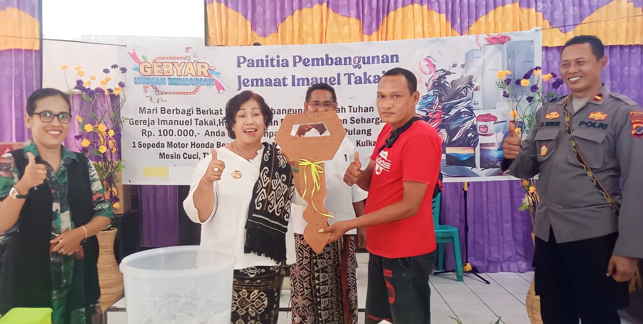 Dua Pemenang Beruntung Raih Sepeda Motor dalam Pengundian Kupon Berhadiah untuk Pembangunan Gedung Kebaktian GMIT Imanuel ...
