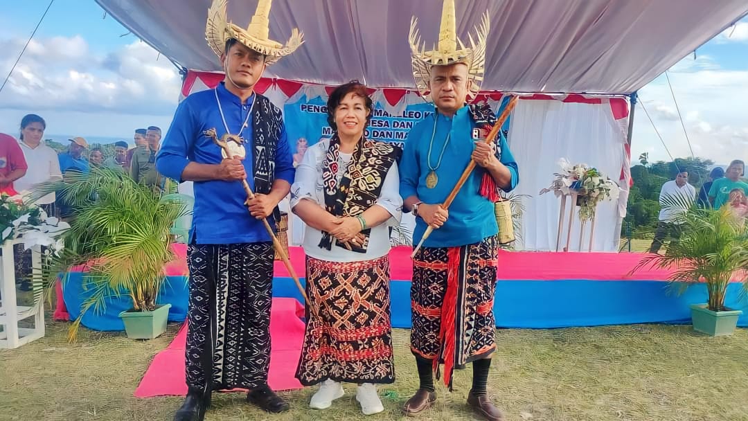 Bupati Rote Ndao Paulina Haning-Bullu, bersama kedua Maneleo; Nusry Zacharias sebagai Koordinator Leo Mbesa dan Polce Dillak sebagai Koordinator Leo Lebo. Jumat, 14 April 2023 | Foto: Humas Pemkab Rote Ndao