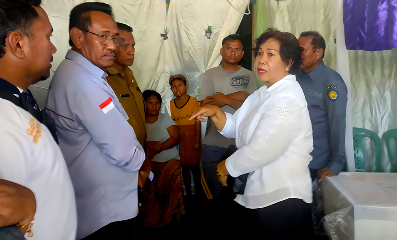 Bupati Rote Ndao Kunjungi Keluarga Korban Laka Laut di Desa Hundihuk