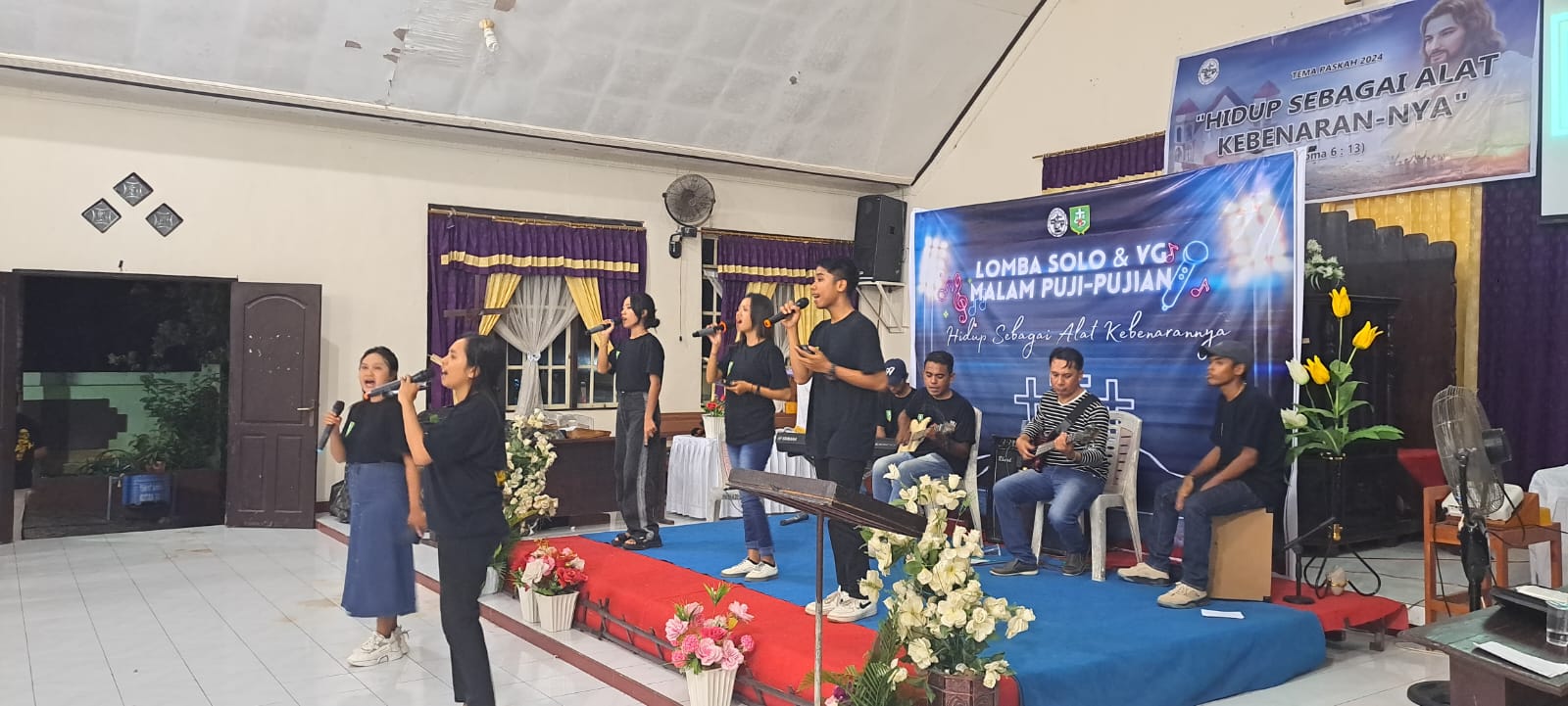 Semarak Paskah, Jemaat GMIT Syalom Mokdale Gelar Malam Puji Pujian dan Pawai Obor