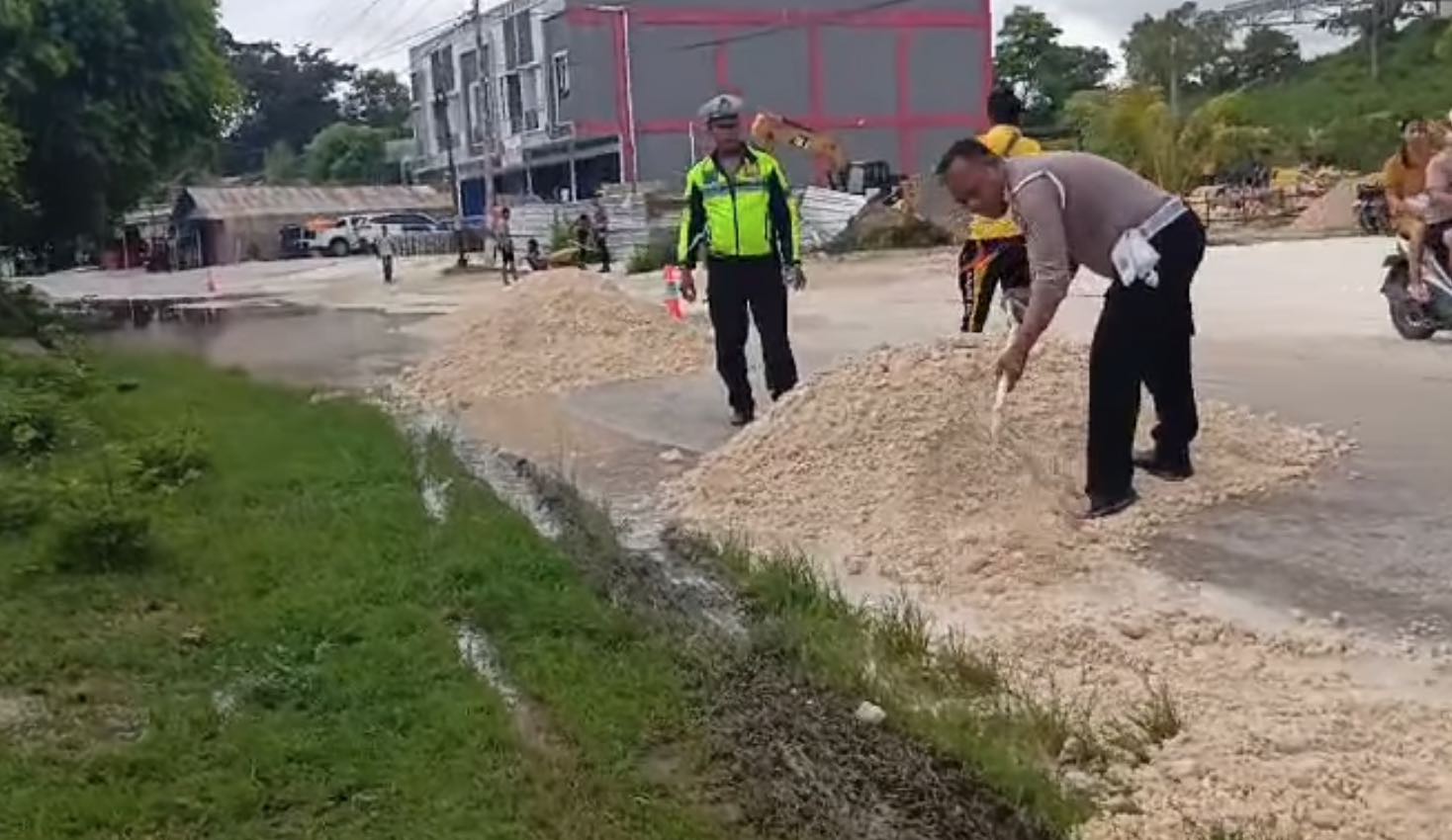 Satlantas Polres Rote Ndao Tambal Jalan Berlubang di Ba'a, Cegah Laka Lantas