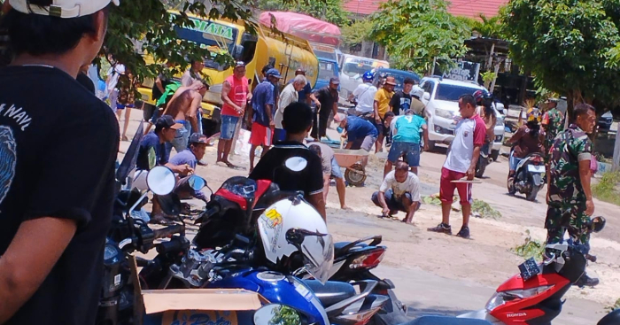 Antisipasi Kecelakaan, Warga Loman Kompak Perbaiki Jalan Rusak