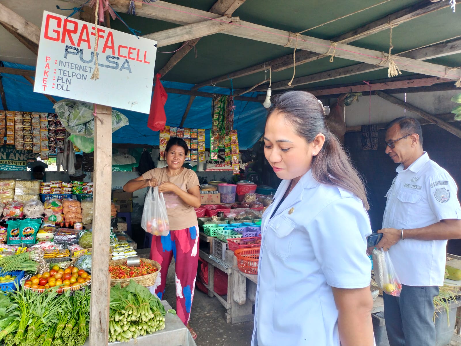 Wabup Rote Ndao Blusukan ke Pasar Metina, Sapa Pedagang dan Ingatkan Pentingnya Kebersihan