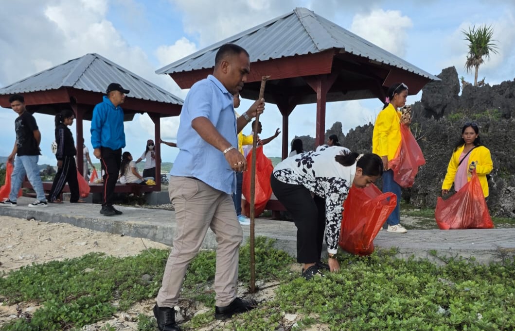 Dari Bincang Santai Jadi Aksi Nyata, Gerakan Bersih Pantai Mahasiswa UT Bersama Wabup Rote Ndao