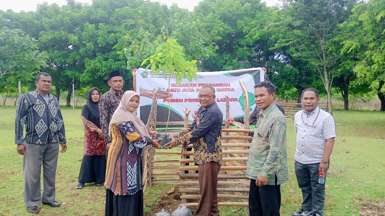 Wujudkan Penguatan Ekoteologi, Kemenag Rote Ndao Lanjutkan Tanam Pohon Matoa