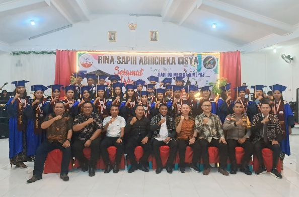 Wisuda Angkatan VI SMA Kristen ISRA, Bupati Paulus Apresiasi Dedikasi Sekolah Cetak Generasi Unggul Rote Ndao