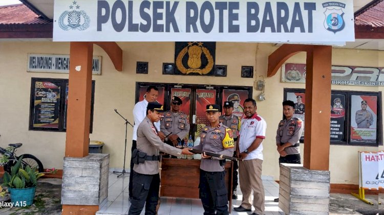 Operasi Pekat Turangga 2025: Warga Rote Barat Serahkan Dua Senpi Rakitan, Puluhan Liter Sopi Turut Diamankan