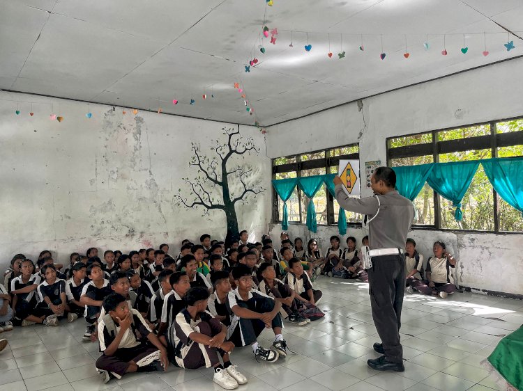 Bukan Razia, Ini Misi Penting Sat Lantas Polres Rote Ndao Saat Datangi SMP Satap Batulai
