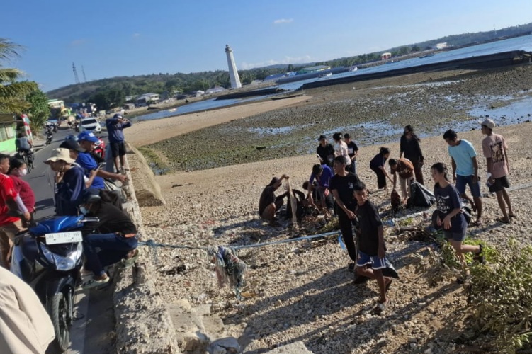 Wujud Cinta Lingkungan, Pemuda Klasis Lobalain Gelar Aksi Bersih Pesisir Pantai Ba'a