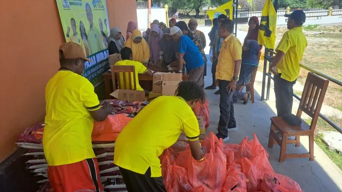 Sembako Murah Golkar di Papela Diserbu Warga
