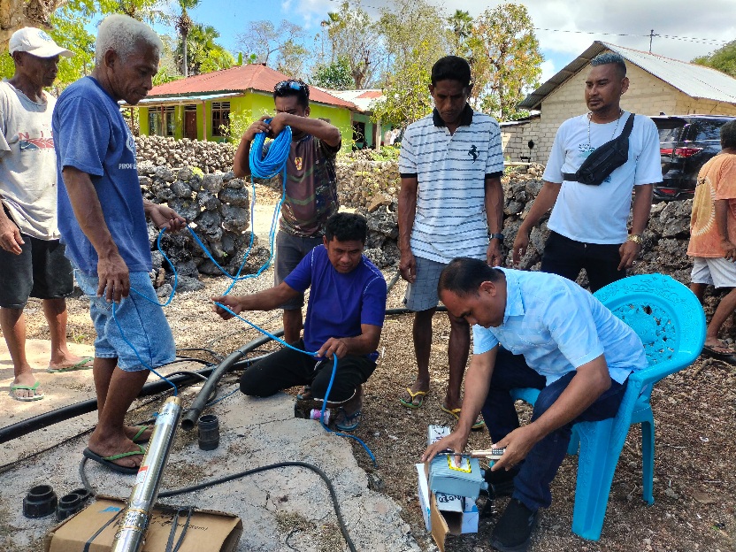 Atasi Krisis Air Empat Bulan, Simson Polin Serahkan Pompa untuk 90 KK di Desa Holulai