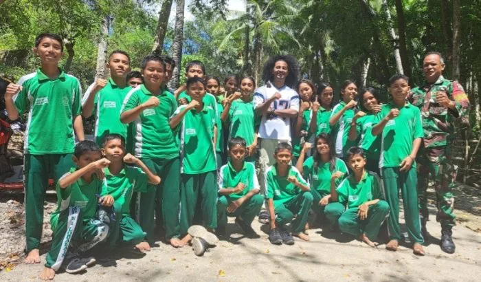 "Satu Botol Plastik Butuh Ratusan Tahun," Influencer Ikram Afro Edukasi Siswa SMP di Oemau