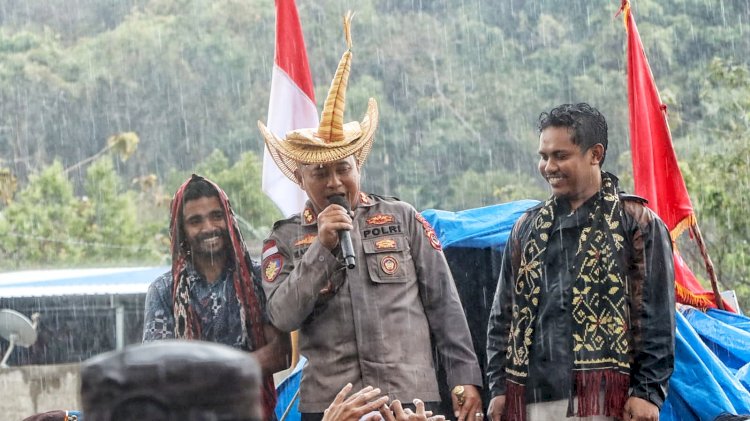 Hadapi Demonstran di Tengah Hujan, Kapolres Rote Ndao Tawarkan Dialog Soal Kasus ITE