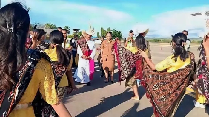 Tarian Te’o Renda Sambut Uskup Agung Kupang di Tanah Rote