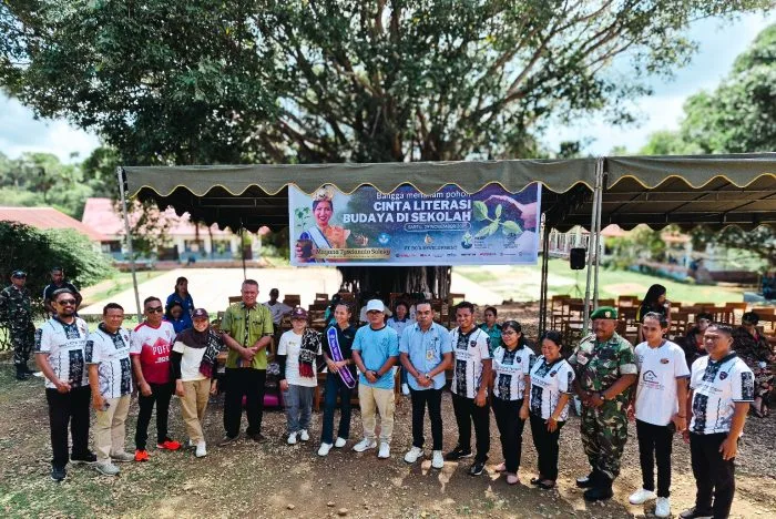 Praktikkan Nilai Budaya, Mayana Saleky Ikut Penanaman Simbolis di SMAN 1 Rote Tengah
