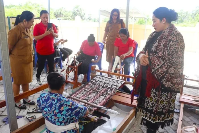 Dekranasda Rote Ndao Pasok Bahan Baku Tenun dan Buka Akses Pasar via NTT Mart
