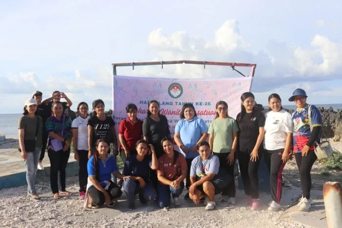 Ny. Maritje S. Selly-Thien Ajak Masyarakat Jaga Kebersihan Wisata Rote Ndao