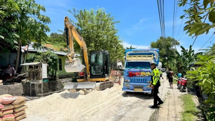 Kawal Perbaikan Jalan di Letelangga, Sat Lantas Polres Rote Ndao Terapkan Sistem Buka Tutup