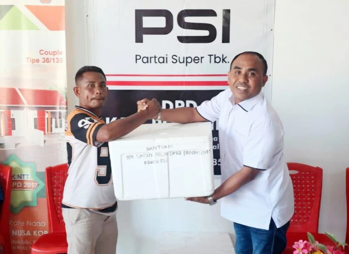 Dukung UMKM Penjual Ikan di Rote Barat Laut, Simson Polin Salurkan Bantuan Cool Box