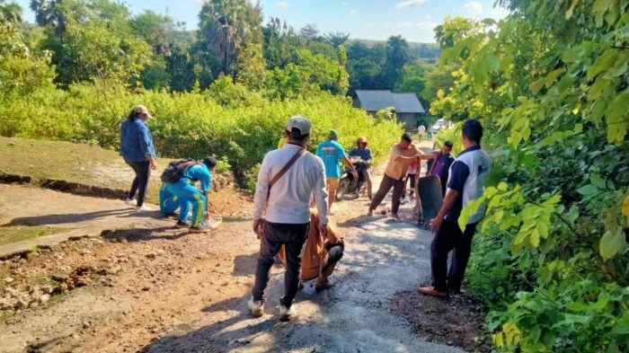 Luar Biasa! Guru SMKN Pantai Baru Urunan Dana Perbaiki Jalan Rusak