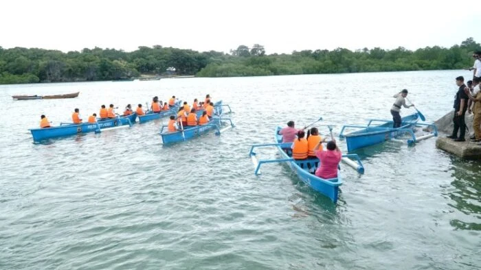 Bantu Mobilitas Siswa, Kapolda NTT Serahkan Enam Unit Perahu di Landu Leko