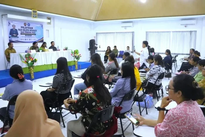 Wujudkan PAUD HI, Bunda PAUD Rote Ndao Serahkan KIA dan Tutup Pelatihan Pendidik