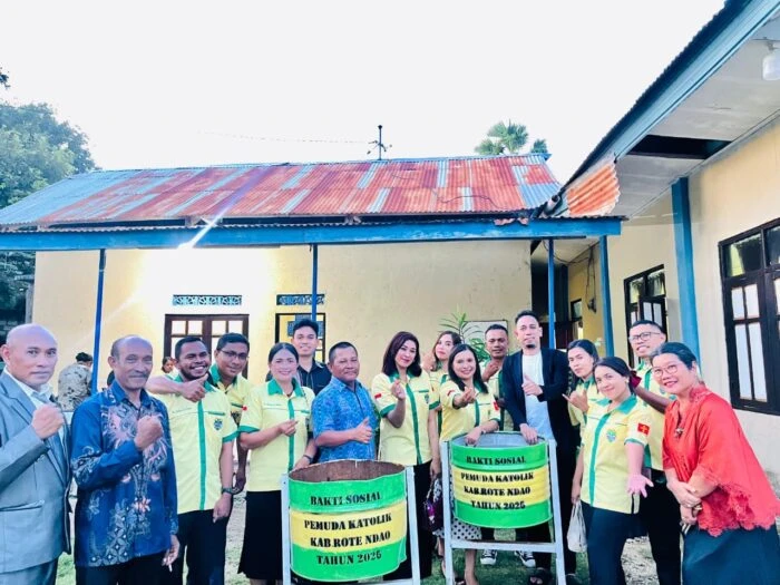 Filantropis Pemuda Katolik Rote Ndao Serahkan Dua Tempat Sampah untuk Gereja St. Fransiskus Xaverius Batutua
