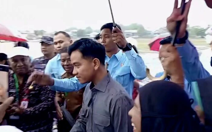 Menerjang Hujan, Ratusan Warga Rote Timur Antusias Sambut Kedatangan Wapres Gibran