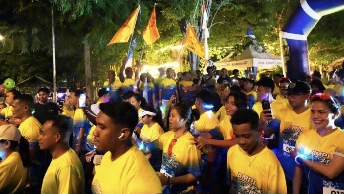 Glow in the Dark Kupang: Ribuan Peserta Padati AMPI NTT Night Fun Run dan Gerakkan Ekonomi UMKM