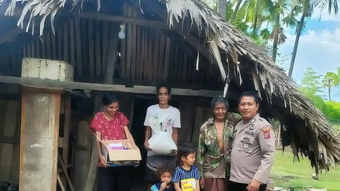 Sisihkan Gaji Pribadi, Anggota Polres Rote Ndao Bangun Rumah Layak Huni untuk Warga Desa Oebou