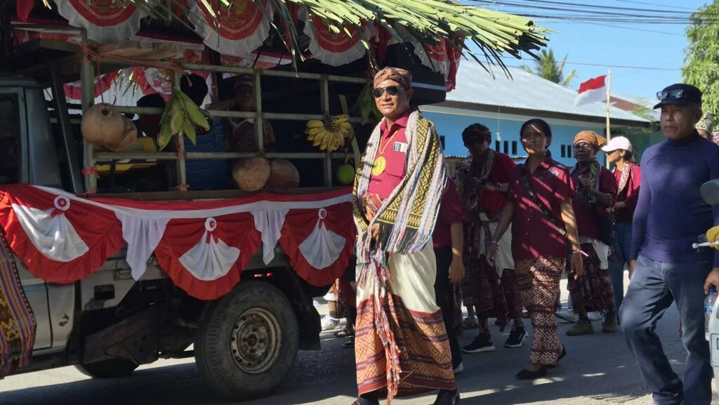 Iring-iringan Adat IKARASI Pikat Warga Mokdale di Karnaval HUT ke-81 RI