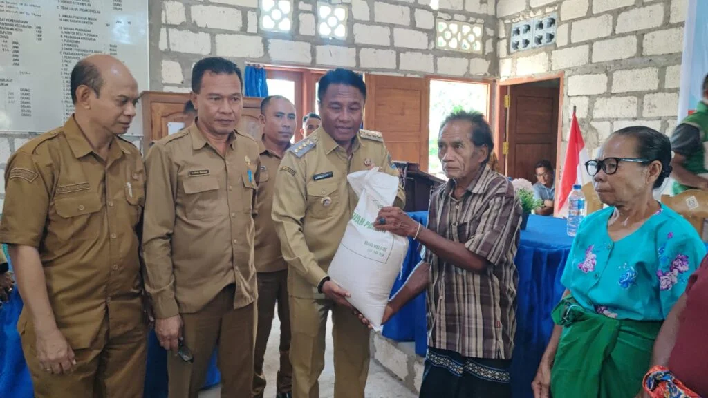 Salurkan Beras di Tolama, Bupati Minta Warga Ubah Pola Konsumsi demi Cegah Stunting