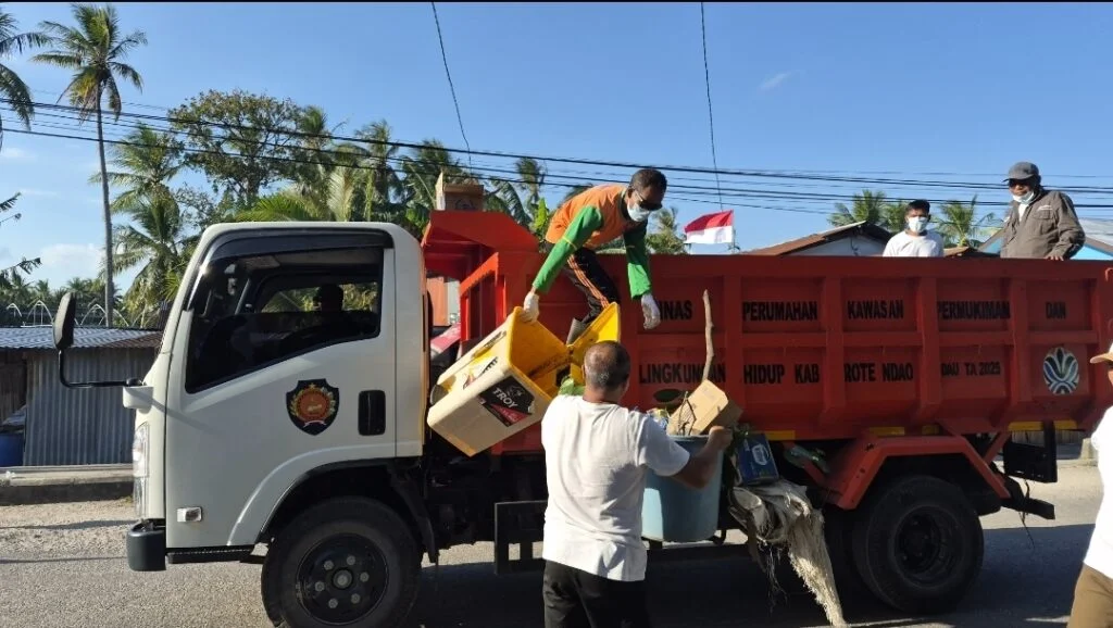 Sopiri Truk Sampah di Karnaval HUT RI Rote Ndao, Aksi Kadis Leksy Foeh Tuai Apresiasi