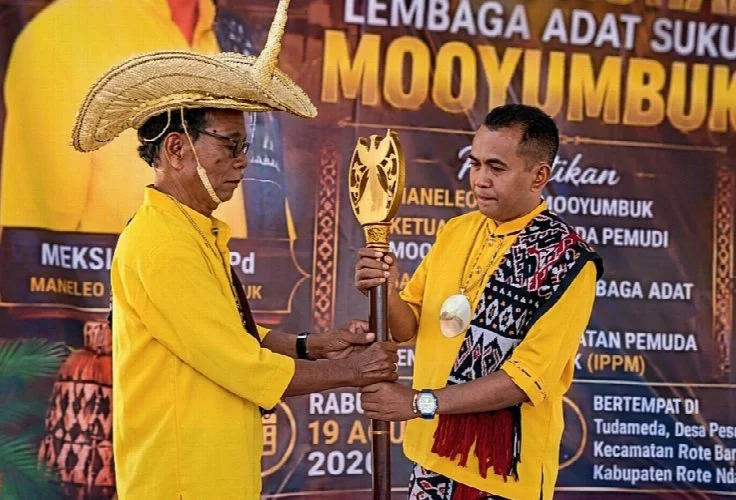 Tongkat Mandat Berganti, Meksi Mooy Maneleo Suku Mooyumbuk