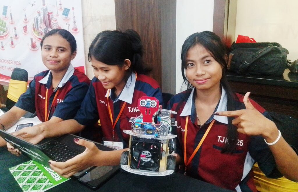 Tiga Siswi SMKN Pantai Baru Rote Ndao Pamerkan Inovasi Robot Pendeteksi Api di Ajang IoT SMK NTT 2026